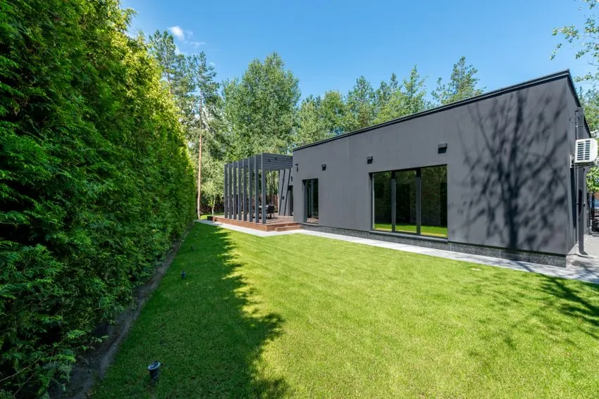 Small modern Vaughan backyard with low-maintenance synthetic grass